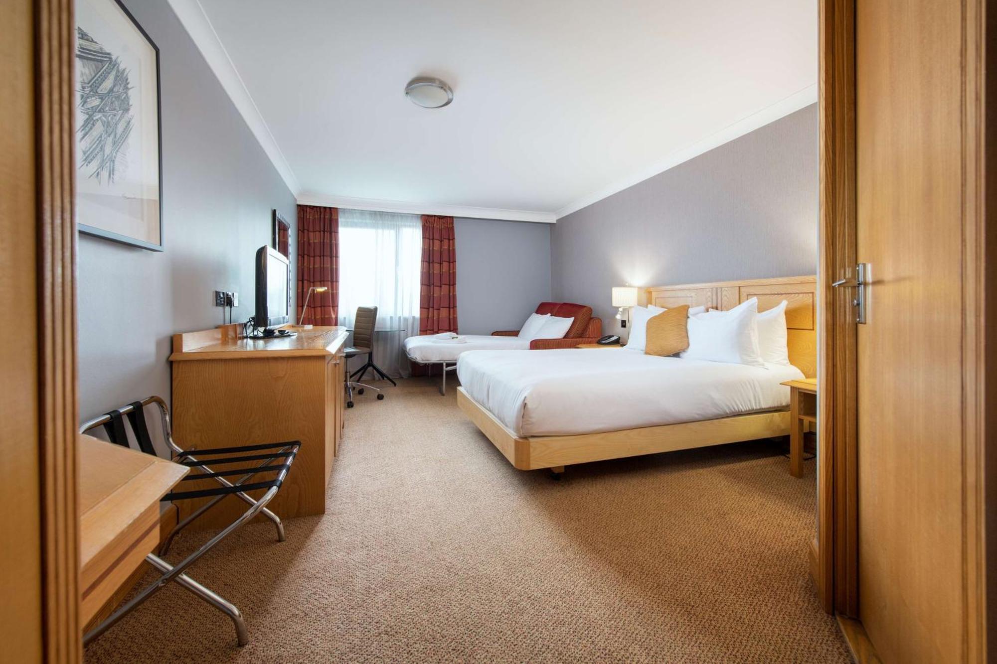Doubletree By Hilton Swindon Hotel Exterior photo